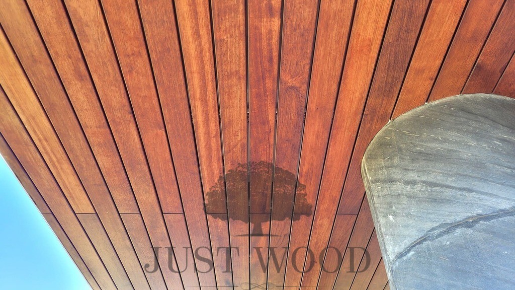 Подшивка потолка планкеном мербау. Абрау Дюрсо