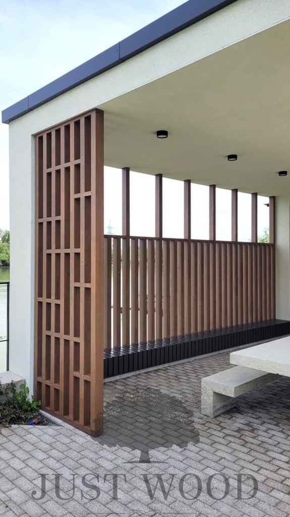 Вертикальная пергола в зоне барбекю со скамьей. Лиственница и термо ясень. р. Адыгея