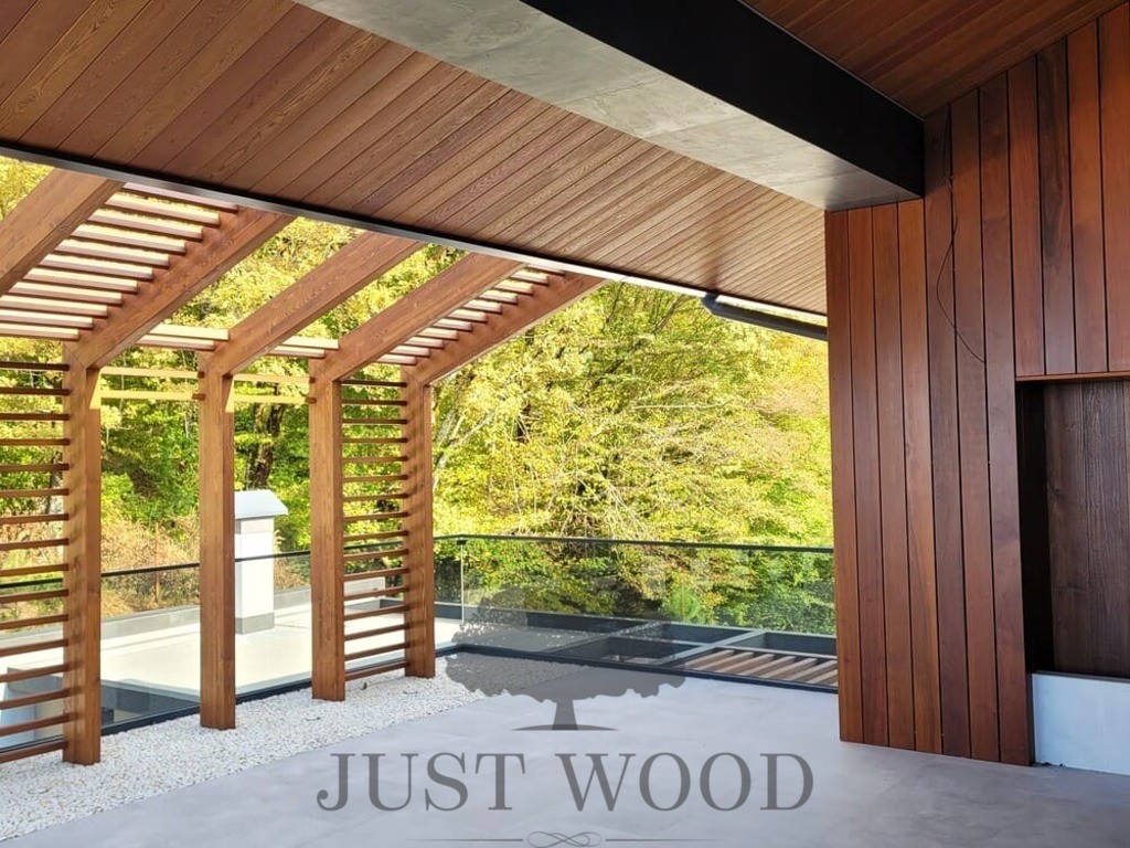 Пергола в частном доме из клееного соснового бруса и лиственницы. г. Сочи