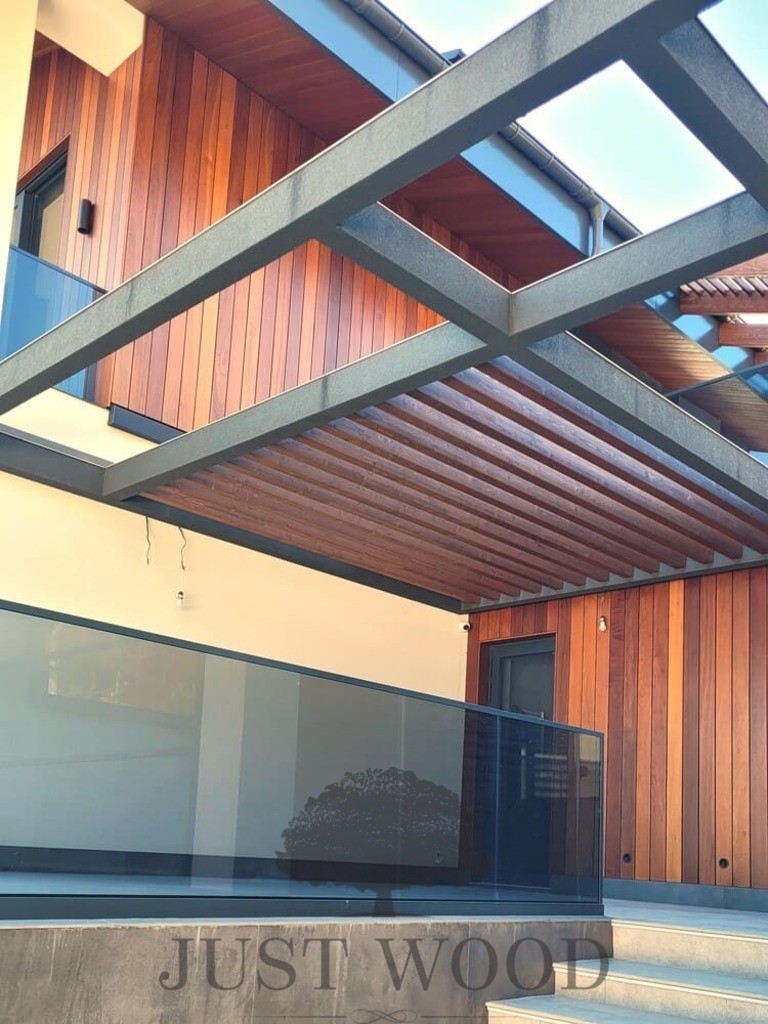 Пергола в частном доме из клееного соснового буса. г. Сочи