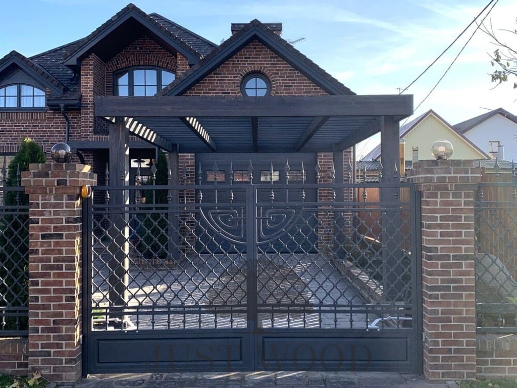 Пергола во дворе частного дома для плетущихся растений из соснового клееного бруса и лиственницы. г. Краснодар