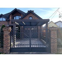 Пергола во дворе частного дома для плетущихся растений из соснового клееного бруса и лиственницы. г. Краснодар