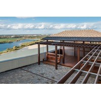 Пергола из нержавеющей стали и лиственницы с подвесной качелей в комплексном решении благоустройства. г. Краснодар