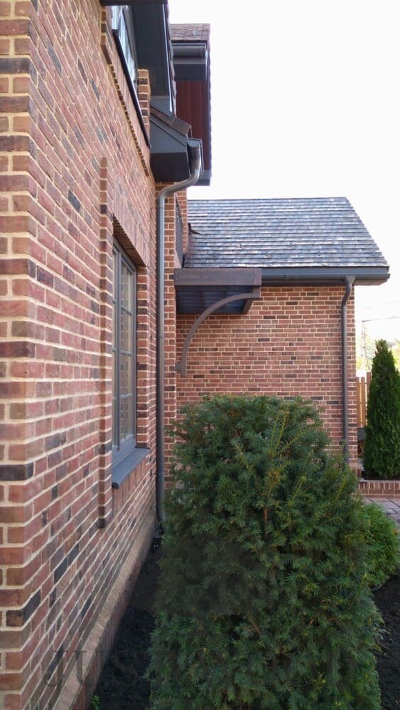 Пергола над входной группой из клееного соснового бруса и лиственницы. г. Краснодар