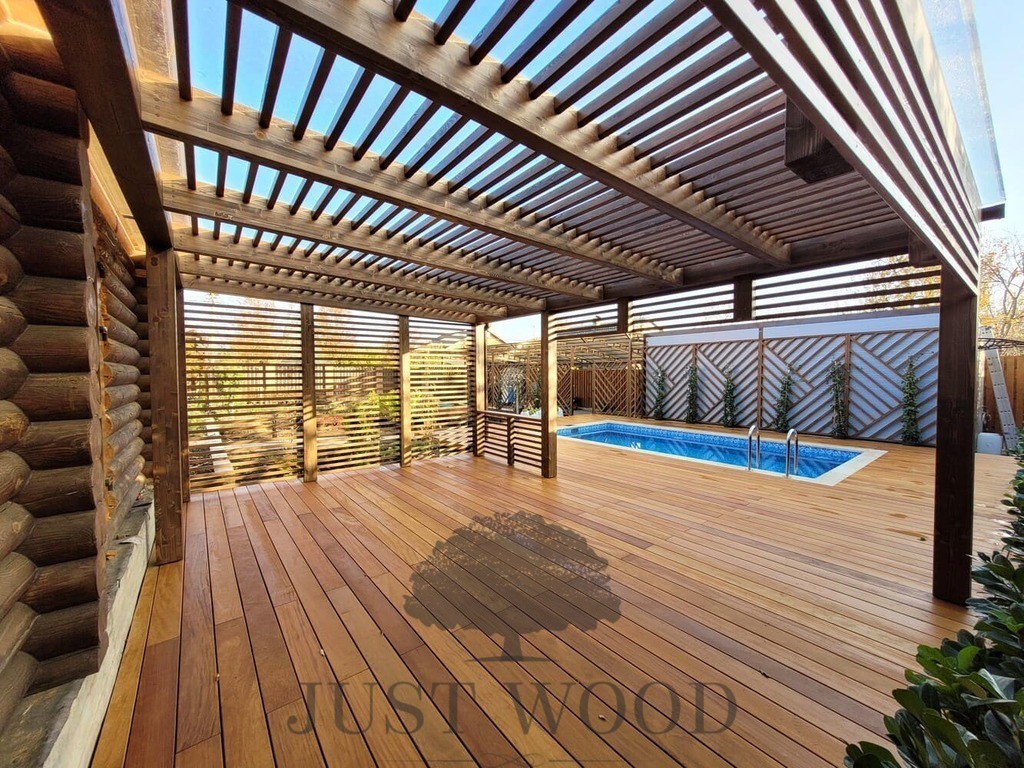 Пергола во дворе частного дома в зоне отдыха у бассейна из соснового клееного бруса и лиственницы. г. Краснодар