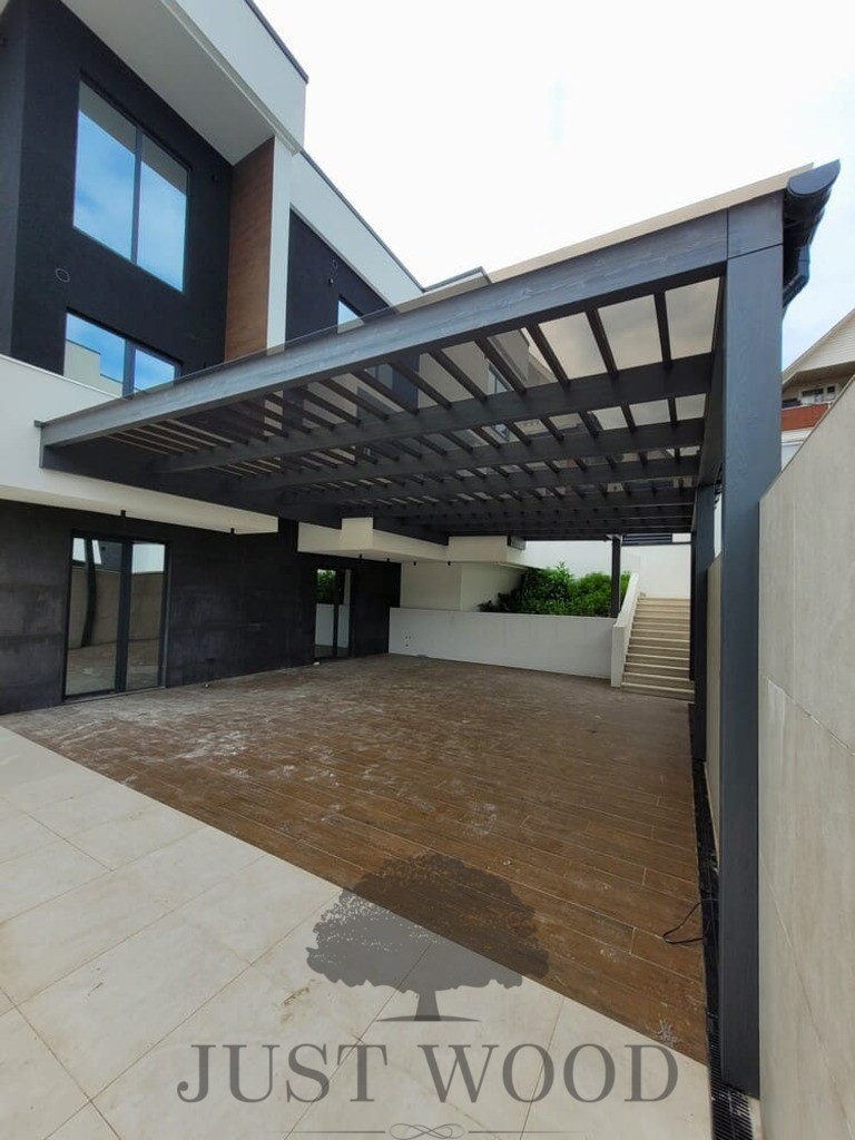 Пергола во дворе частного дома из соснового клееного бруса и лиственницы. г. Сочи