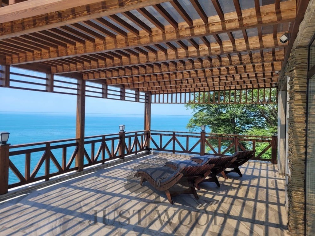 Пергола на террасе второго этажа дома на берегу моря из соснового клееного бруса и лиственницы. г. Туапсе