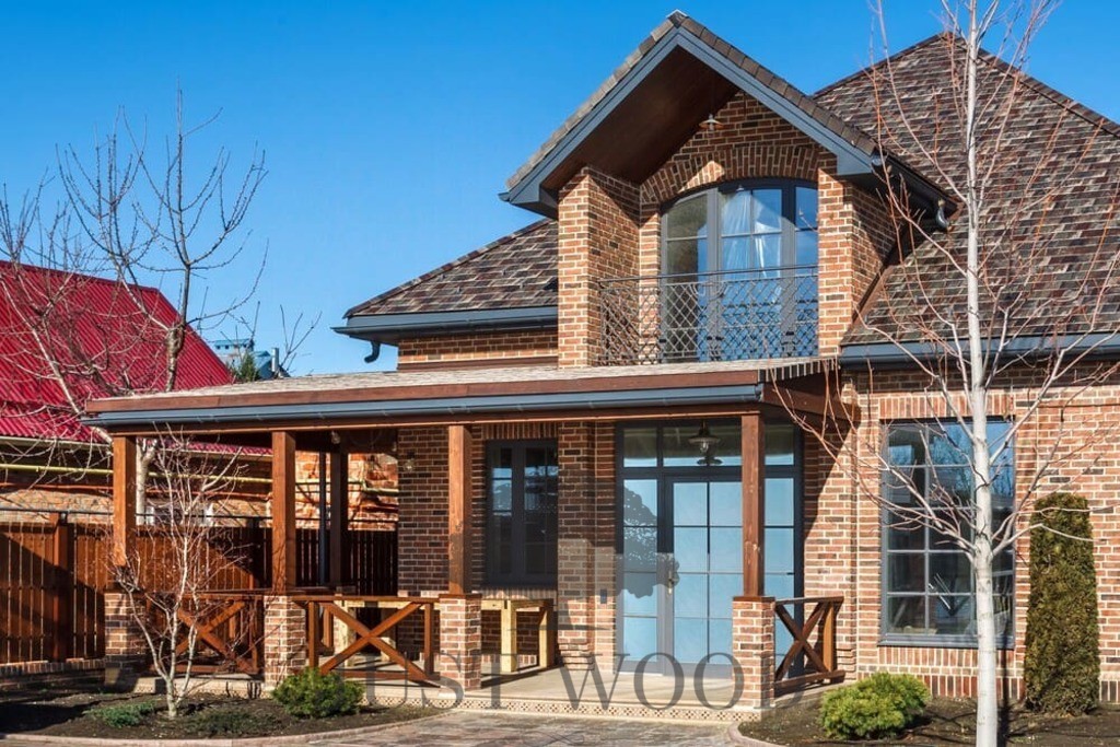 Терраса частного дома из соснового клееного бруса и лиственницы. г. Краснодар