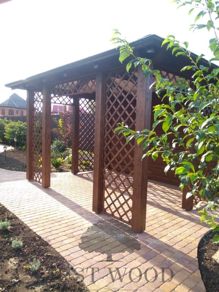 Беседка со шпалерами и глухой задней стенкой из планкена лиственницы. г. Краснодар