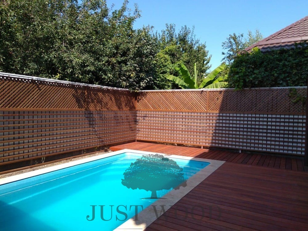 Забор в зоне отдыха у бассейна из лиственницы. г. Краснодар