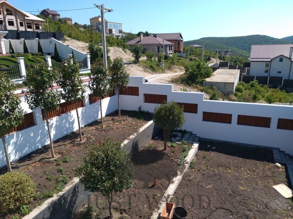 Запонение проемов забора лиственницей, сорт Экстра