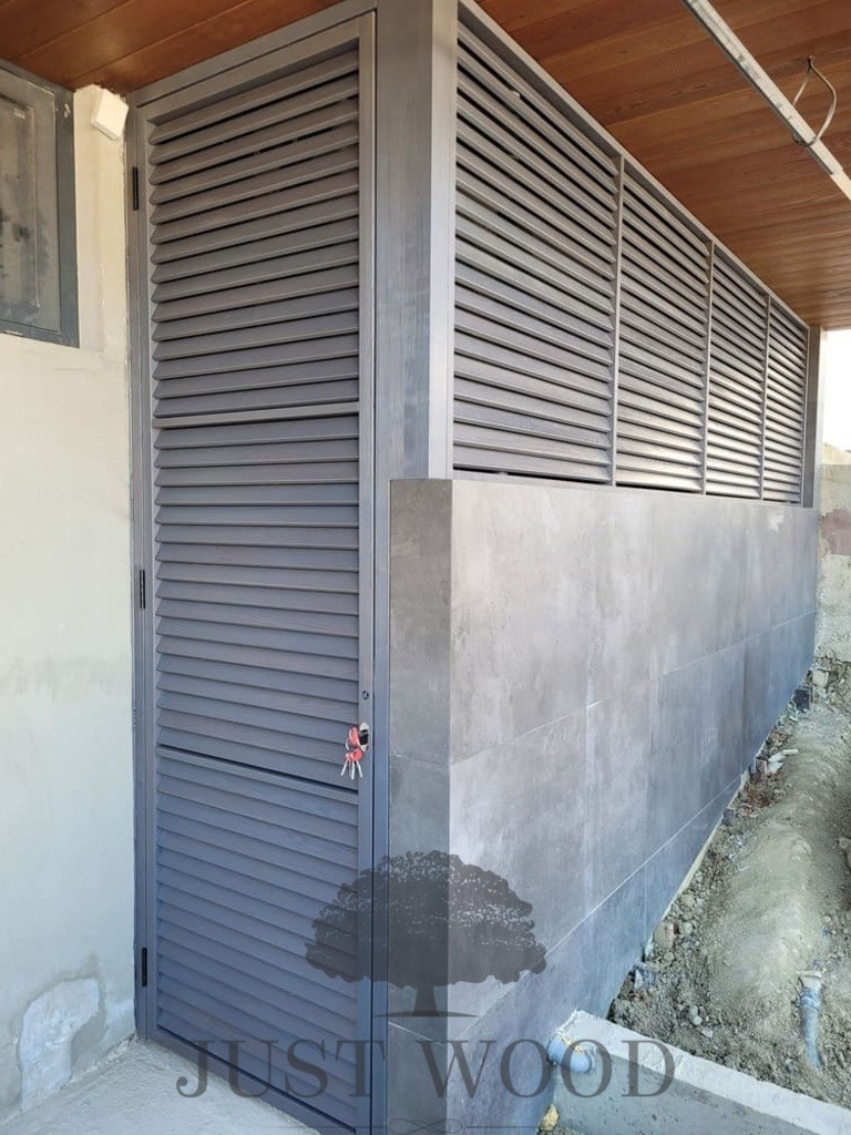 Жалюзийная дверь и решетки из лиственницы для технического помещения внешних блоков кондиционеров