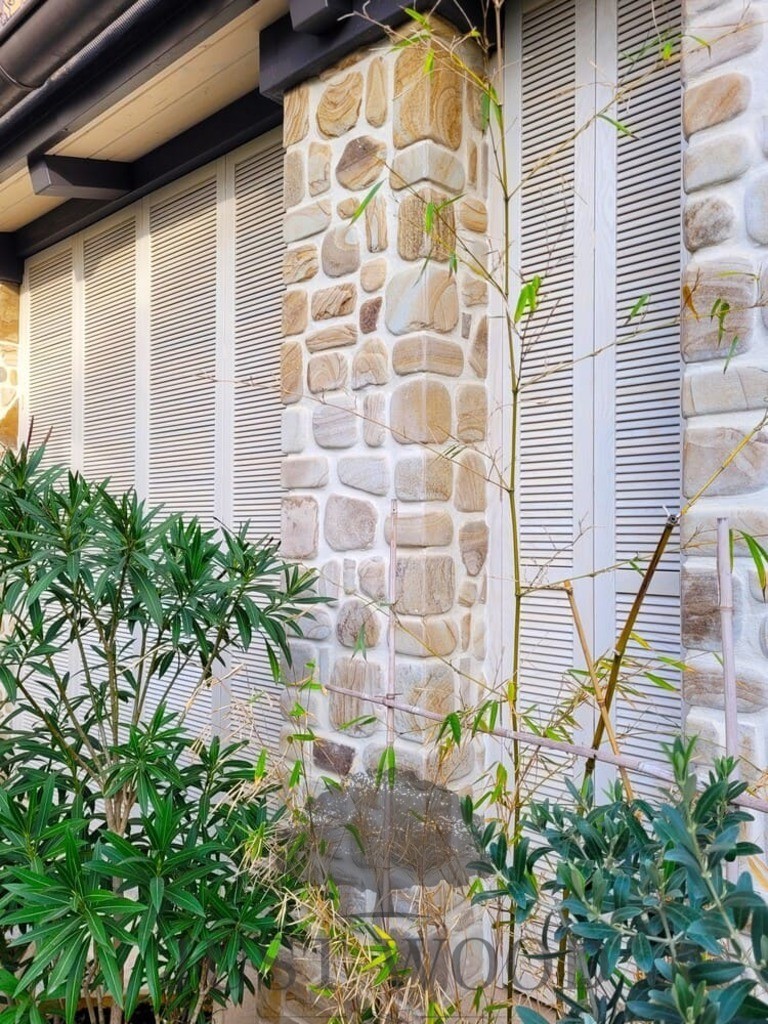 Жалюзийные двери из дуба на террасе частного дома. г. Краснодар