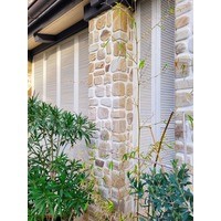 Жалюзийные двери из дуба на террасе частного дома. г. Краснодар