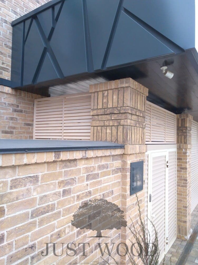 Заполнение проемов забора жалюзийными решетками из лиственницы. г. Краснодар