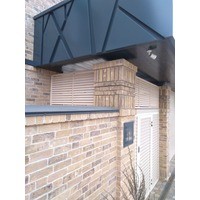 Заполнение проемов забора жалюзийными решетками из лиственницы. г. Краснодар